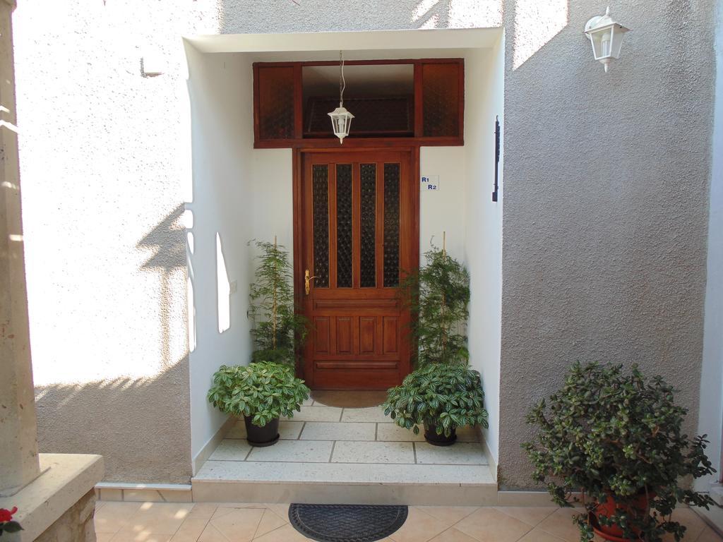 Villa Apartments Mate Cebalo Lumbarda Exterior photo
