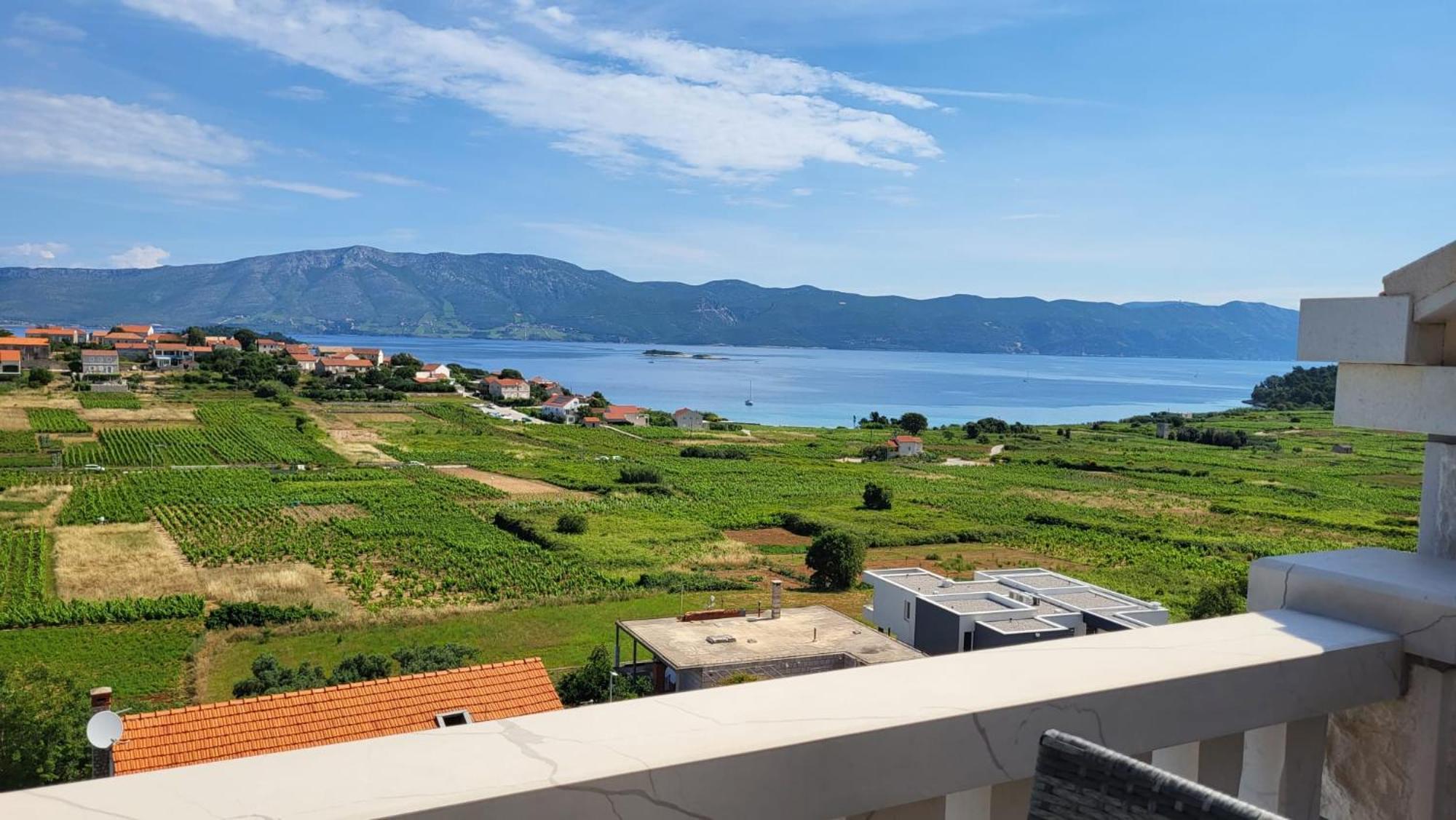 Villa Apartments Mate Cebalo Lumbarda Exterior photo